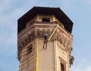 I rocciatori in azione sulla torre dei Masserano